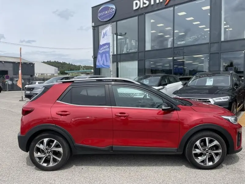 Vue de profil côté gauche d'une BMW Série 1 F20 135i bleu métal de 2013 avec carrosserie compacte et lignes dynamiques.