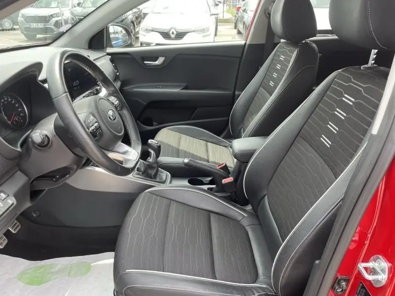 Vue intérieure côté conducteur d'une BMW Série 1 F20 135i bleu métal de 2013, avec sièges noirs et volant cuir.