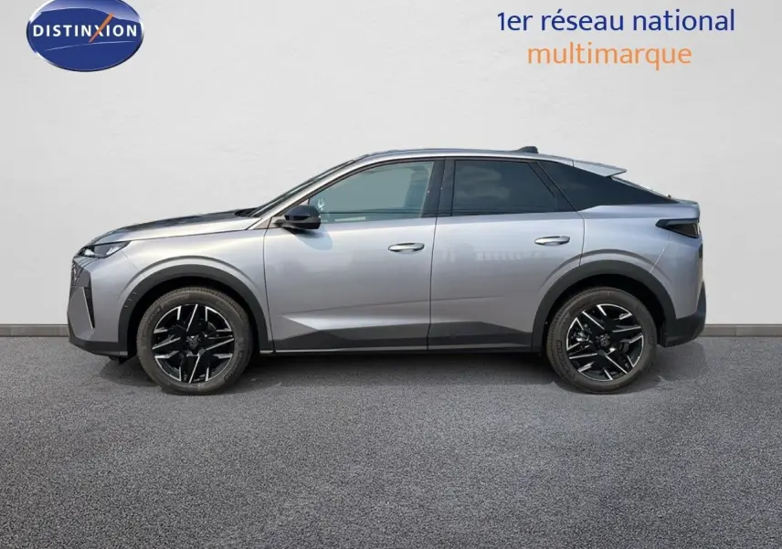Profil côté gauche du Peugeot 3008 Hybrid 136ch Allure 2025 en gris Artense métallisé avec jantes noires bicolores.