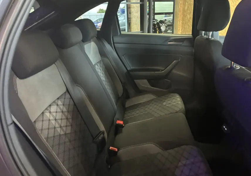 Vue intérieure côté gauche des sièges arrière en tissu gris noir à motif quadrillé du Volkswagen Taigo 1.5 TSI 150 R-LINE 2023.