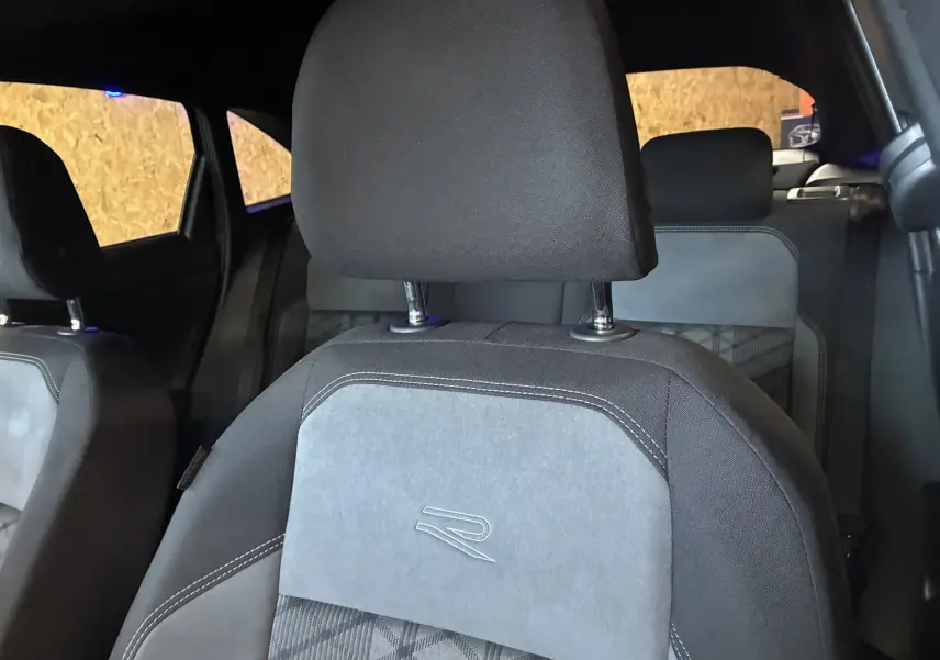 Gros plan sur le siège avant en tissu gris et noir avec logo R, intérieur du Volkswagen Taigo 1.5 TSI 150 R-LINE 2023.