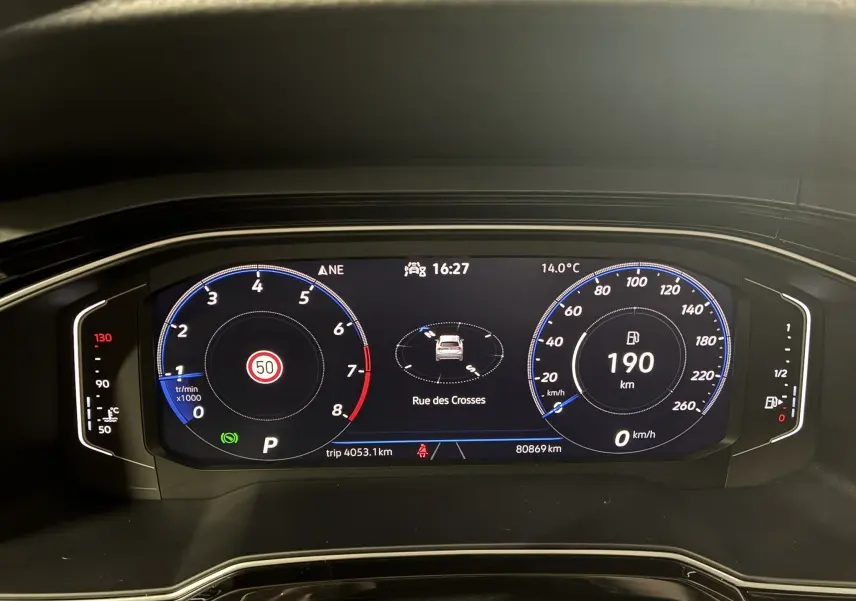 Tableau de bord numérique du Volkswagen Taigo 1.5 TSI 150 R-LINE 2023 affichant vitesse, régime et navigation.