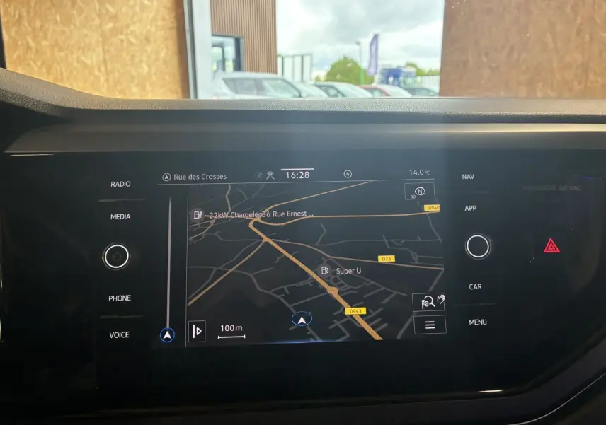 Écran tactile central du Volkswagen Taigo 1.5 TSI 150 R-LINE 2023 affichant la navigation GPS en intérieur gris-noir.