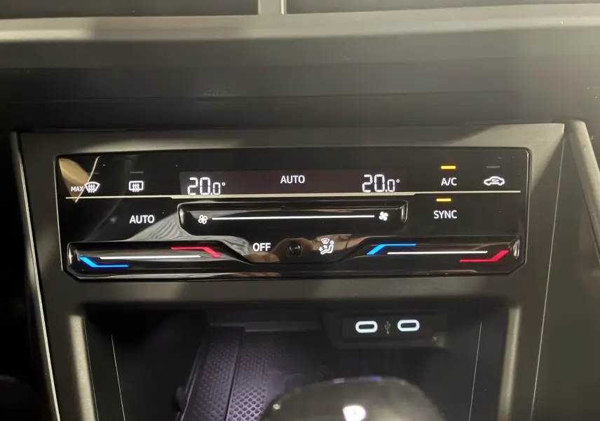 Panneau de commande de la climatisation automatique du Volkswagen Taigo gris 2023 avec réglages à 20°C et ports USB visibles.