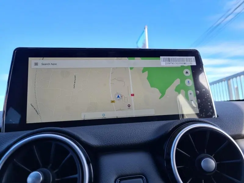 Écran tactile du système de navigation du tableau de bord du SERES 3 Luxury rouge carmin, vue intérieure frontale.