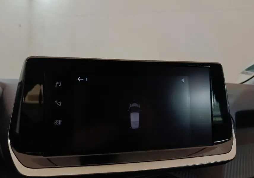 Écran tactile central allumé dans l’habitacle de la Peugeot 208 électrique Active Business 2020.