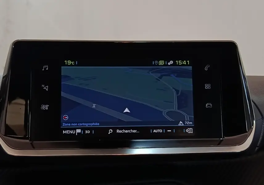 Écran tactile central 7 pouces du tableau de bord de la Peugeot 208 électrique Active Business blanc.