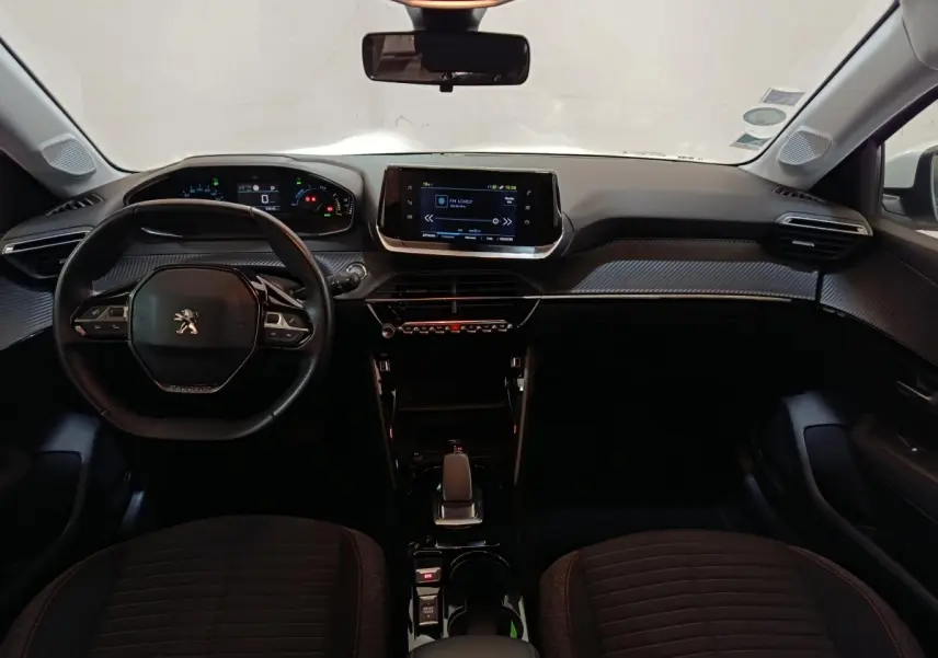 Vue intérieure avant de la Peugeot 208 électrique Active Business 2020, tableau de bord moderne avec écran tactile central.