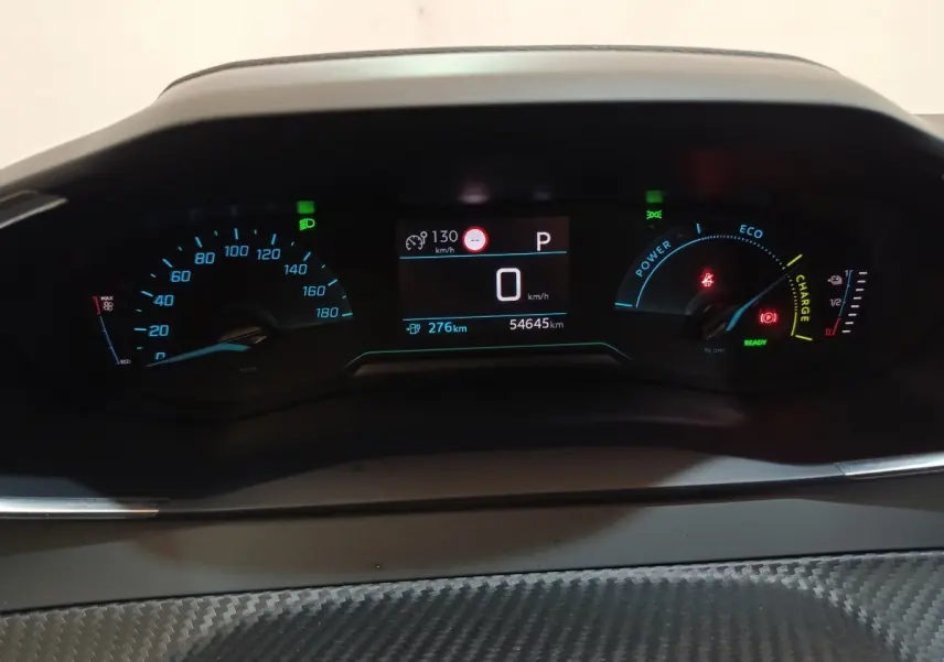 Vue rapprochée du tableau de bord numérique de la Peugeot 208 électrique Active Business 2020, affichage en bleu et blanc.