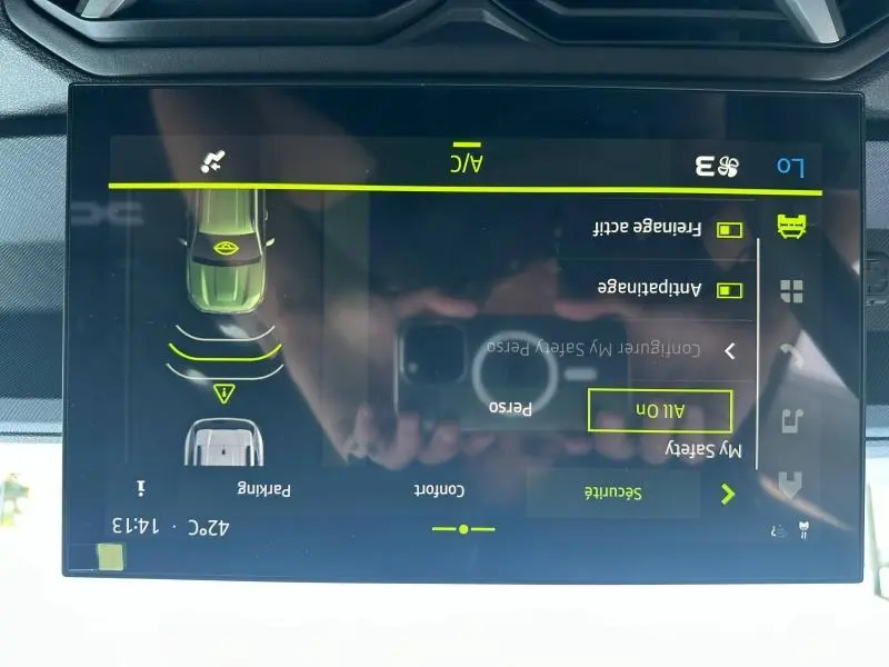 Écran tactile central du tableau de bord du Dacia Duster 2025 montrant les réglages de sécurité et de confort.