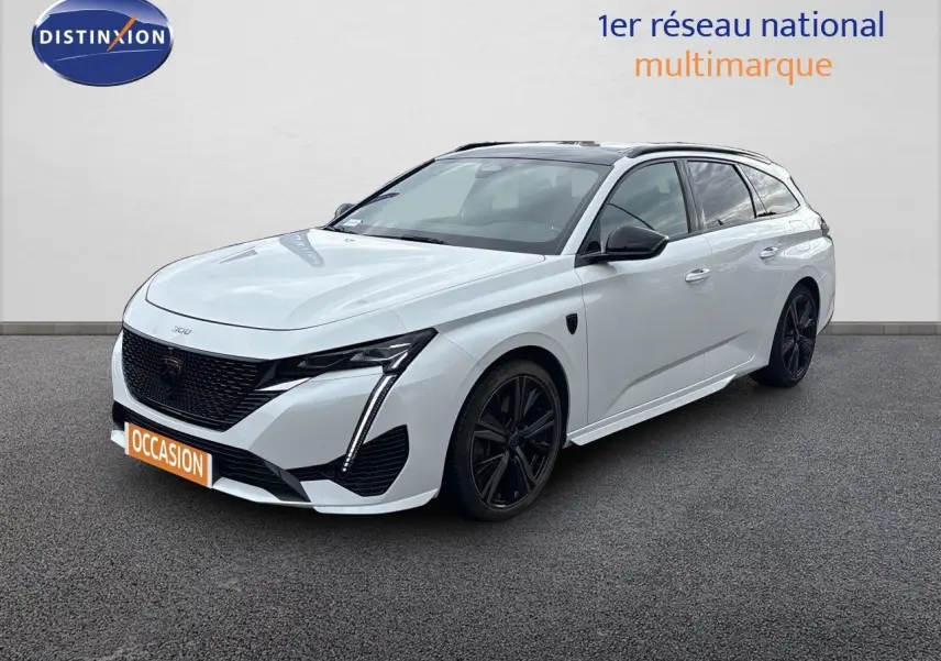 Peugeot 308 SW hybride blanc nacré, vue 3/4 avant droit, jantes noires et calandre noire distinctive.