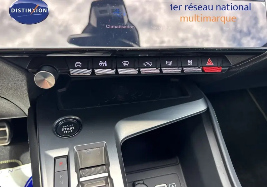 Gros plan sur la console centrale de la Peugeot 308 SW hybride blanche, avec boutons de commande et démarrage sans clé.