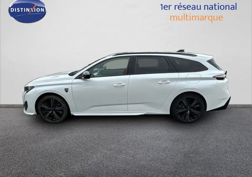 Profil côté gauche d'une Peugeot 308 SW hybride blanche nacrée avec jantes noires et toit panoramique.