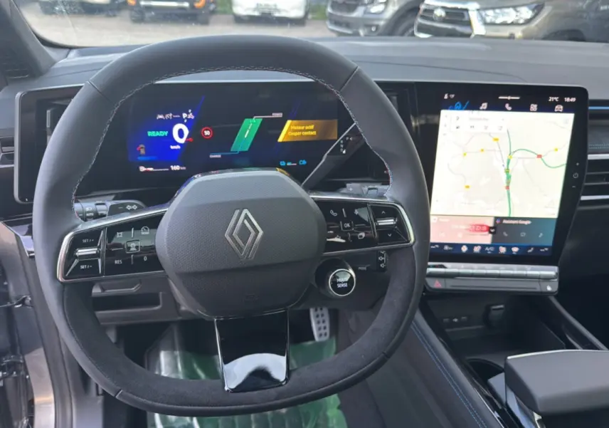 Vue intérieure centrée sur le volant noir étoilé du Renault Austral 2025 avec tableau de bord numérique et écran tactile.