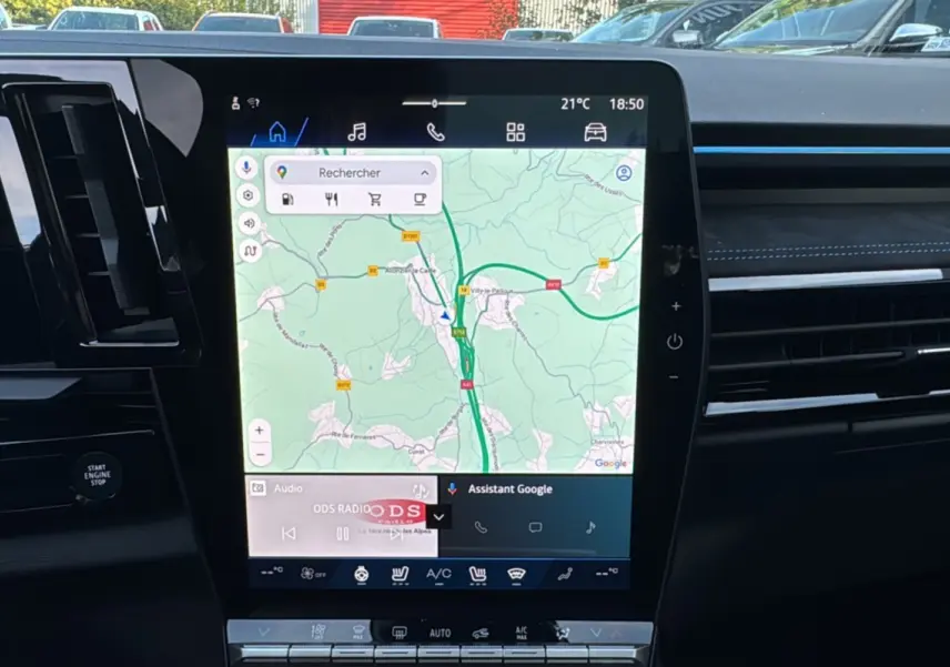 Vue rapprochée de l'écran tactile central du Renault Austral New 200 Esprit Alpine 2025 avec interface GPS affichée.