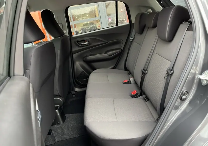 Vue côté droit de la banquette arrière grise en tissu d'une Suzuki Swift 2025 Mineral grey metal avec ceinture et appuie-têtes.