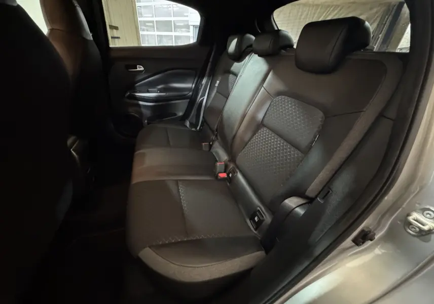 Vue intérieure côté droit montrant la banquette arrière noire du Nissan Juke DIG-T 114 DCT N-Connecta 2025 gris clair.