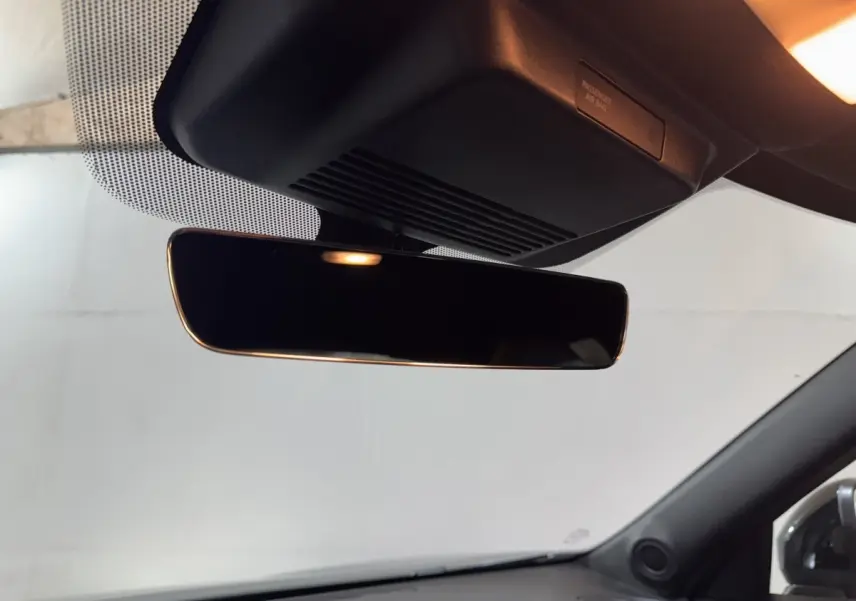 Rétroviseur intérieur noir du Nissan Juke 2025, vue rapprochée depuis l'habitacle côté conducteur.