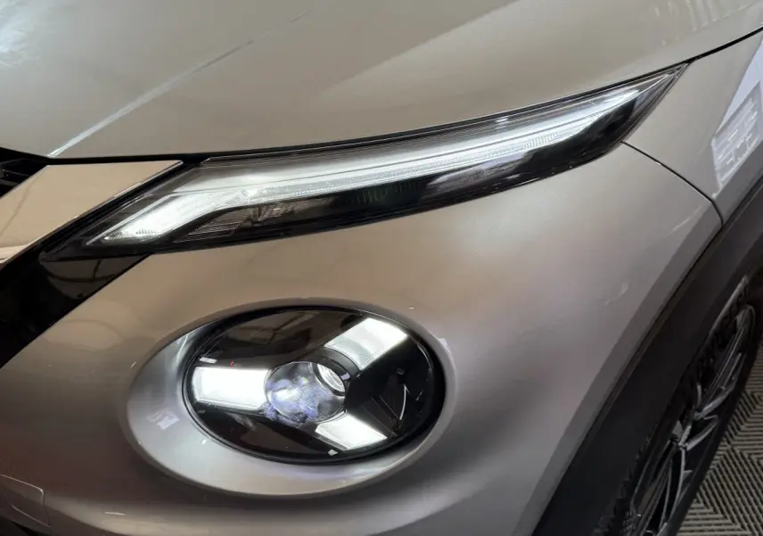 Gros plan sur le phare avant droit LED du Nissan Juke gris clair, mettant en valeur son design moderne et épuré.