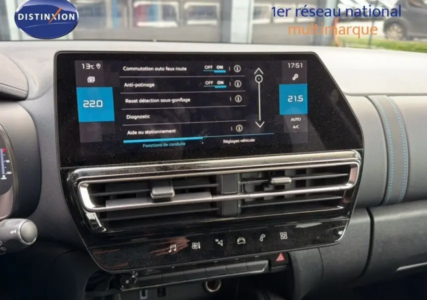 Tableau de bord de Citroën C5 Aircross Hybrid 145 e-DSC6 Max avec écran tactile et commandes de climatisation, vue intérieure avant.