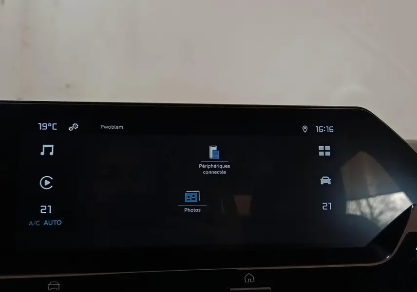 Écran tactile central de 10 pouces du Citroën C4 X noir, affichant les options de connectivité et température intérieure.