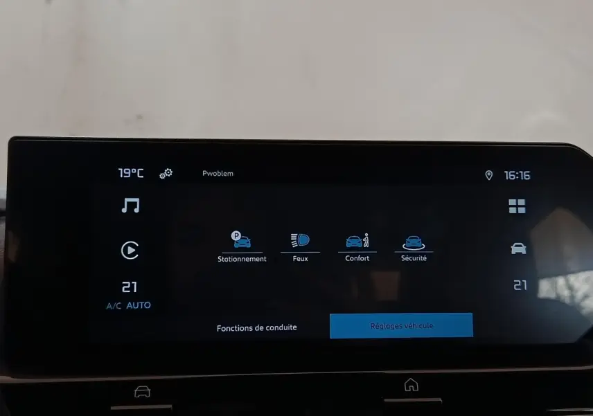 Écran tactile central de 10 pouces du Citroën C4 X noir, affichant les réglages de conduite et sécurité.