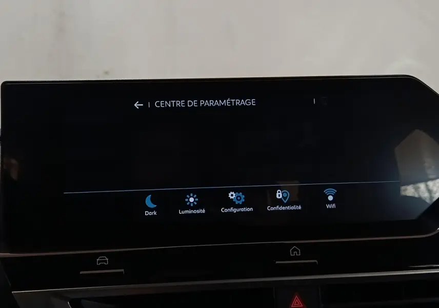 Écran tactile central du tableau de bord de la Citroën C4 X 2023, affichant le centre de paramétrage.