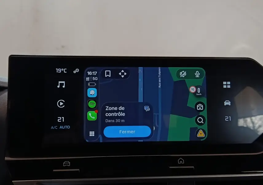 Écran tactile central de 10 pouces affichant la navigation dans le tableau de bord du Citroën C4 X noir 2023.