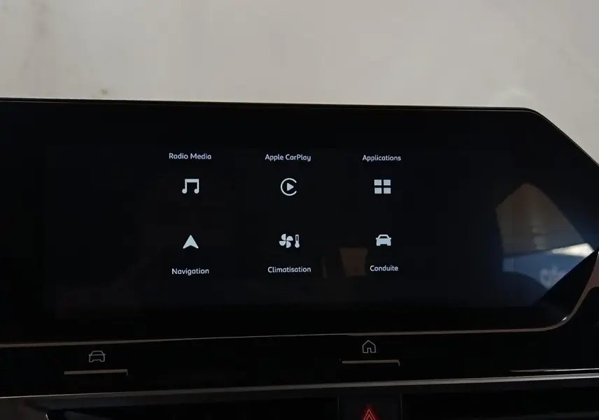Écran tactile central affichant les options Apple CarPlay et navigation dans l'habitacle d'une Citroën C4 X noire.