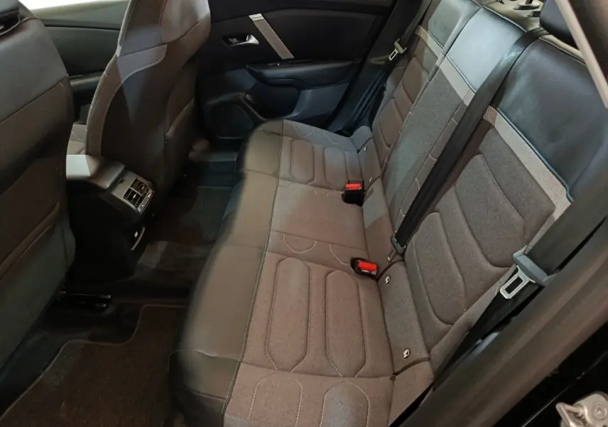 Vue intérieure côté droit des sièges arrière bi-matière gris et noir du Citroën C4 X 2023 PureTech 130 Feel Pack.