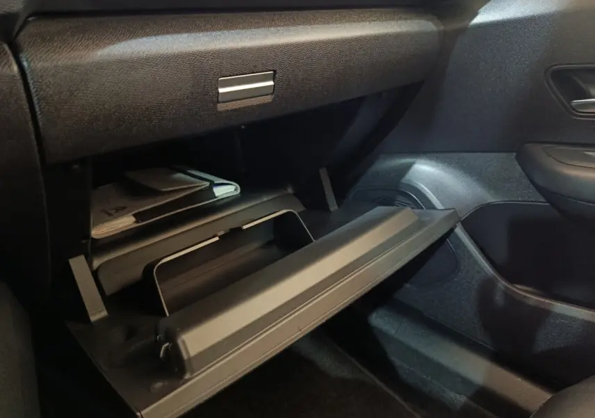 Gant de boîte à gants ouvert côté passager dans l'habitacle noir du Citroën C4 X PureTech 130 2023.