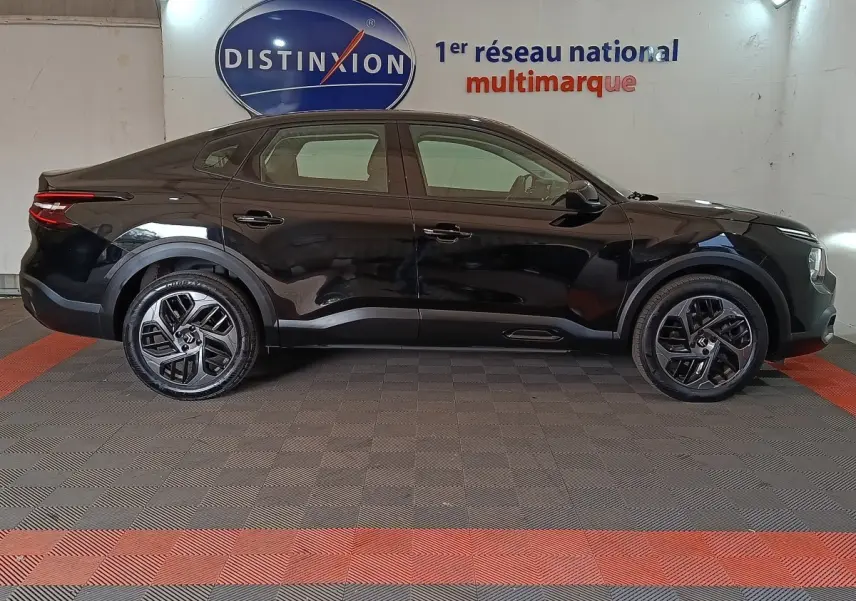 Profil droit d'une Citroën C4 X noire 2023 avec jantes alliage et feux arrière LED distinctifs.