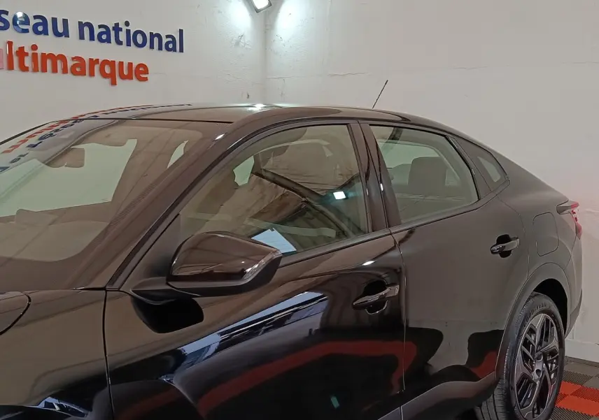 Vue latérale gauche du Citroën C4 X noir 2023, mettant en valeur ses lignes fluides et ses jantes distinctives.