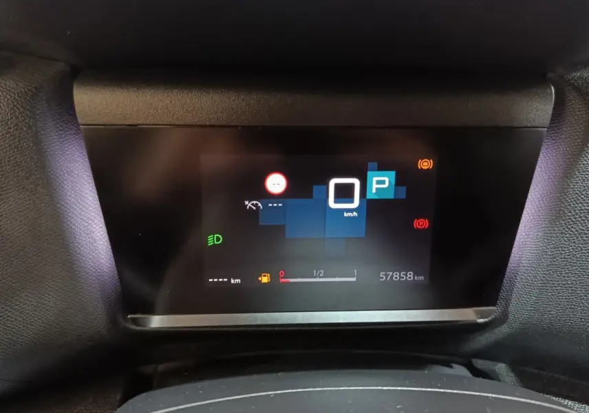 Affichage numérique du tableau de bord de la Citroën C4 X noir, montrant la vitesse à 0 km/h et indicateurs allumés.