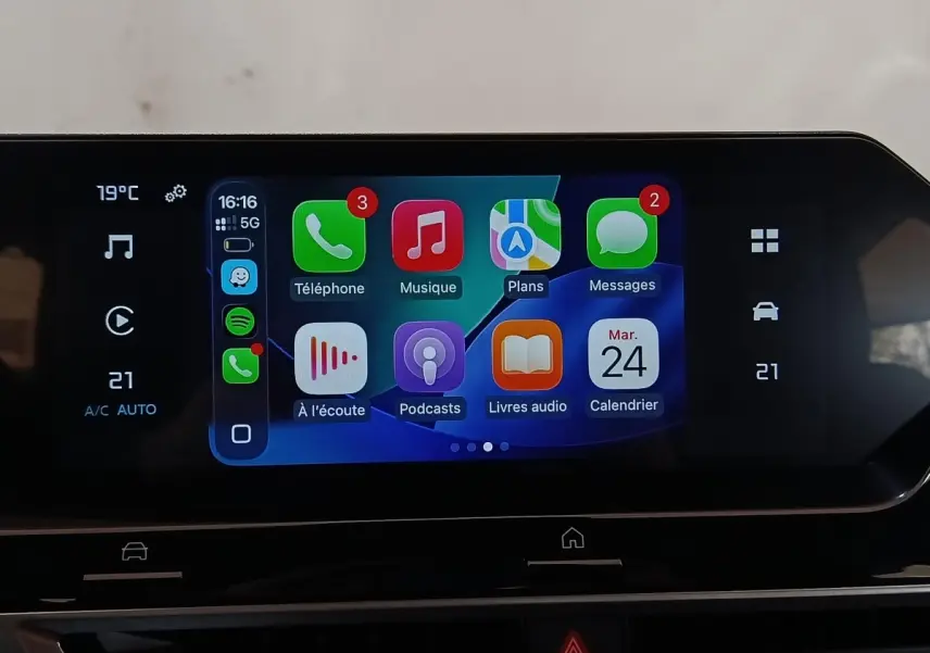 Écran tactile central 10 pouces du tableau de bord de la Citroën C4 X noire, affichant Apple CarPlay.