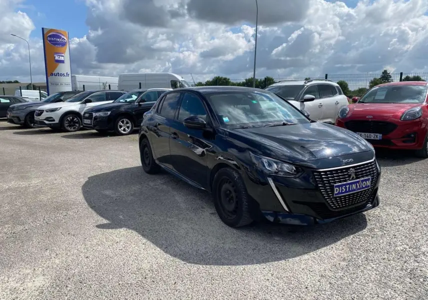 Peugeot 208 noire vue en 3/4 avant droit sur parking, avec calandre distinctive et jantes acier noires.