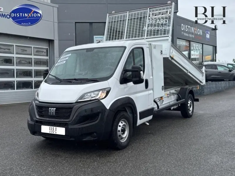 Fiat Ducato Benne blanc vu en 3/4 avant droit avec benne acier relevée et grand coffre visible