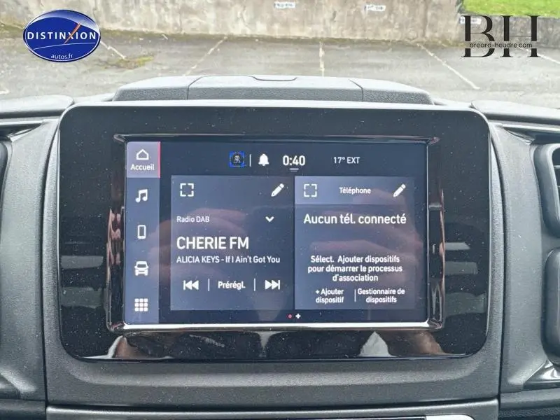 Écran tactile central du tableau de bord du Fiat Ducato Benne 2023 affichant la radio DAB et les options téléphone.