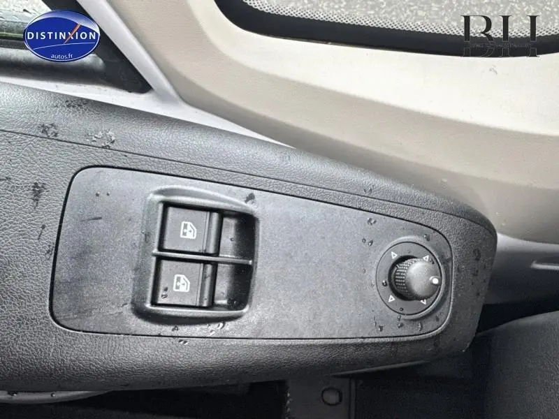 Commande des vitres électriques et réglage des rétroviseurs côté conducteur dans le Fiat Ducato Benne blanc 2023.