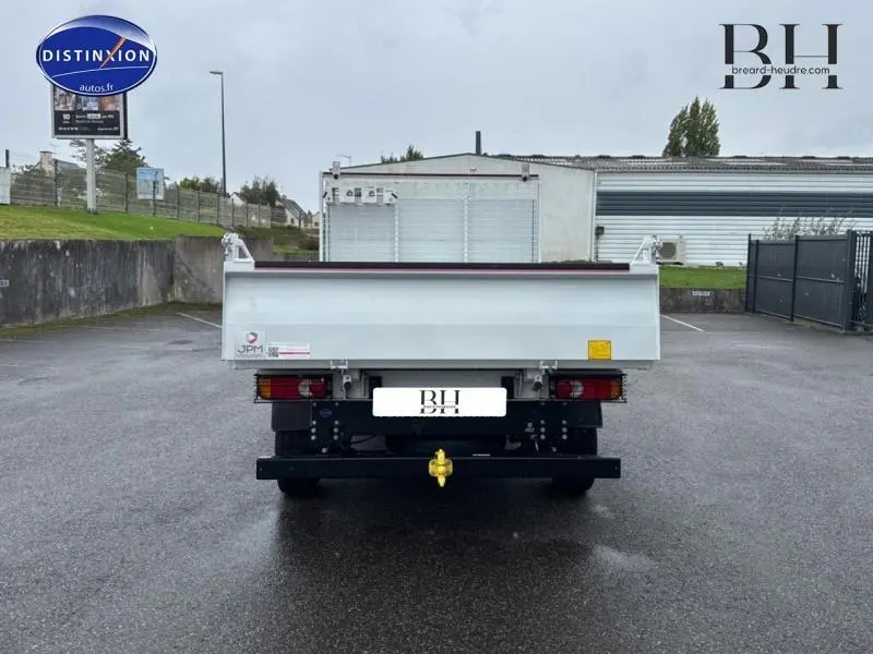 Vue arrière du FIAT Ducato Benne blanc 2023 avec benne acier et attelage remorque visible.