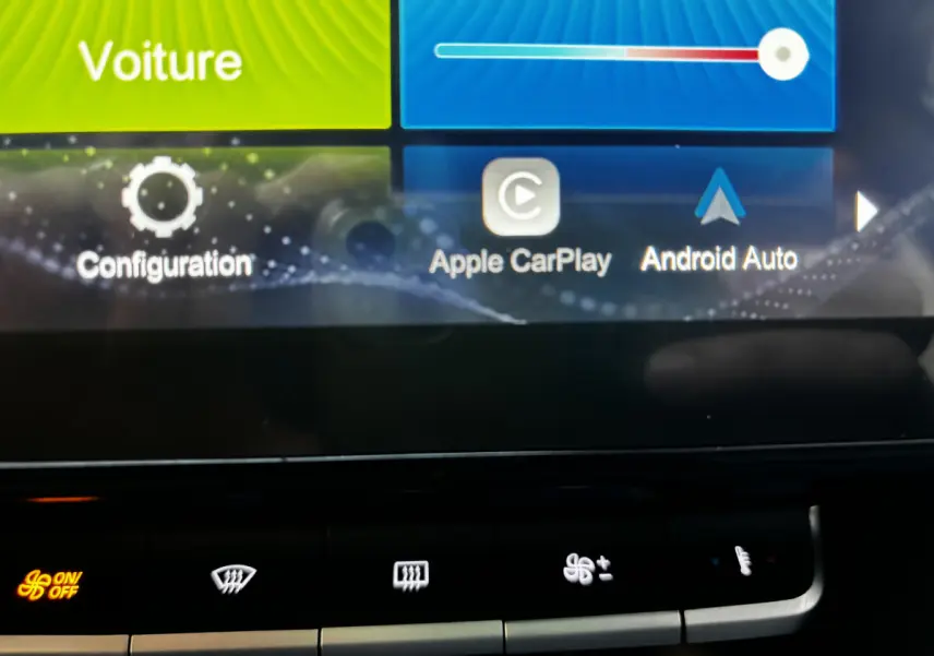 Écran tactile central avec interface Apple CarPlay et Android Auto dans un MG ZS gris clair de 2022.