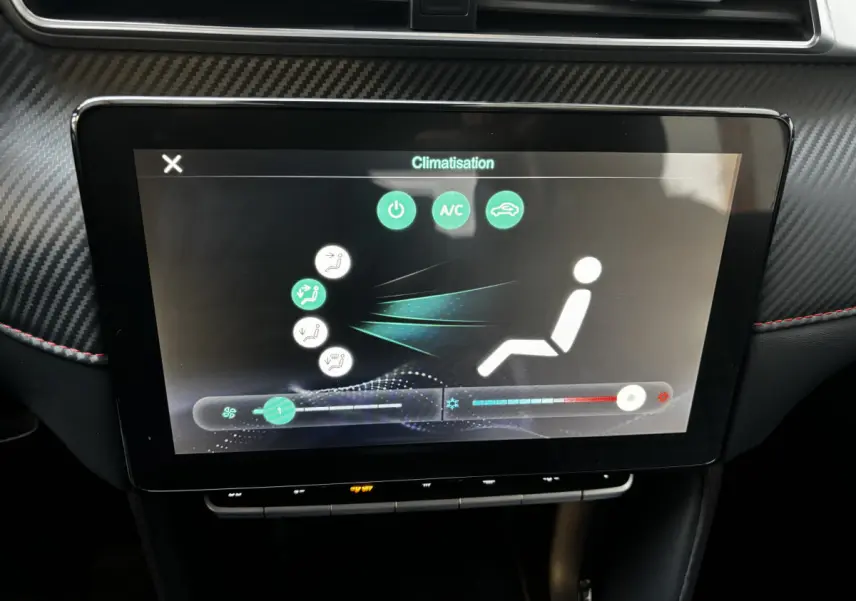 Écran tactile central affichant le réglage de la climatisation dans l’habitacle du MG ZS gris clair de 2022.