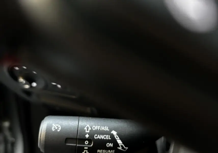 Le levier de commande du régulateur de vitesse dans l'habitacle du MG ZS gris clair 2022.