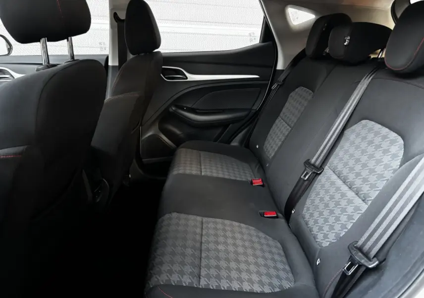 Vue intérieure côté droit des sièges arrière gris foncé avec motifs pied-de-poule et ceintures de sécurité sur MG ZS 2022.