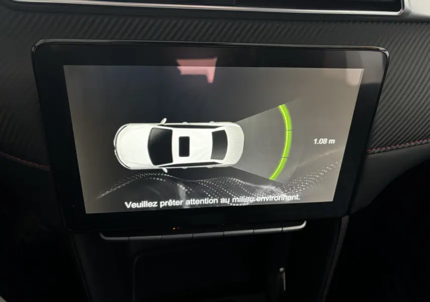 Écran tactile central du tableau de bord du MG ZS gris clair 2022 affichant l'aide au stationnement arrière.