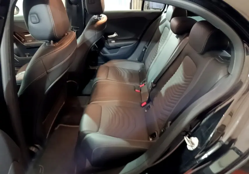 Vue intérieure côté droit sur la banquette arrière noire en cuir de la Mercedes Classe A 250 e Business Line 2020.