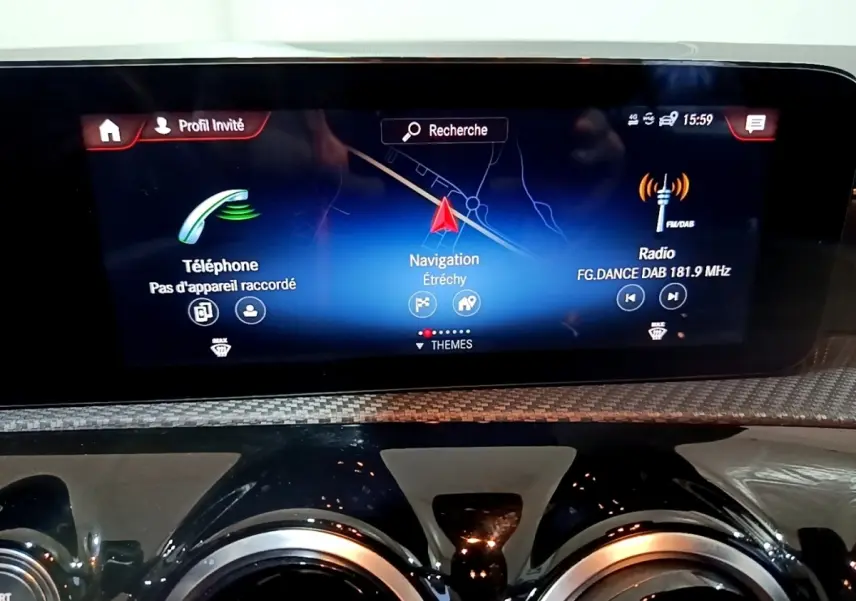 Écran tactile central du tableau de bord de la Mercedes Classe A 250 e Business Line 2020, affichage navigation et radio.