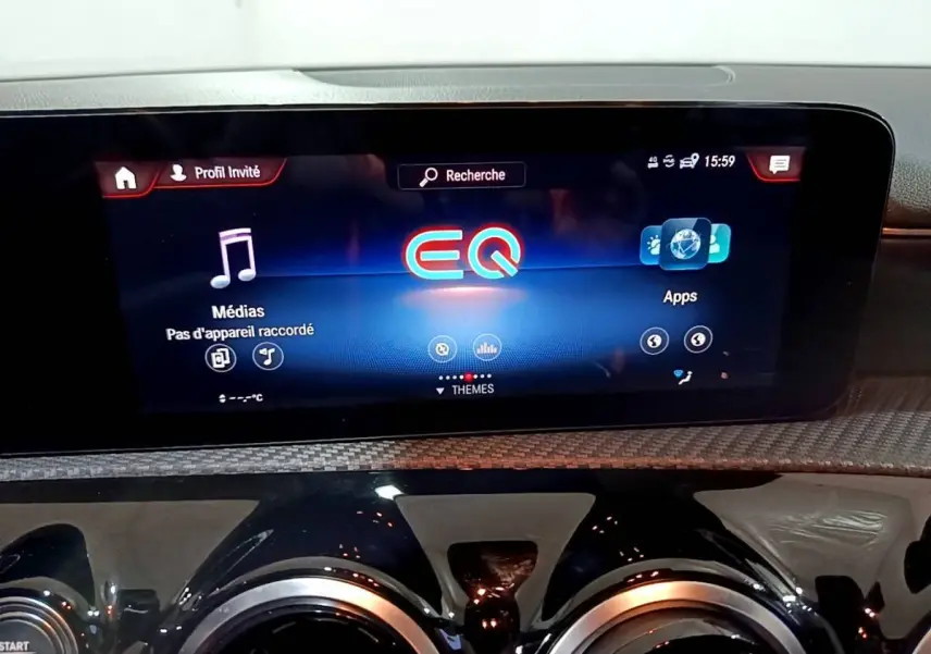 Écran tactile central du tableau de bord de la Mercedes Classe A noire, affichant l'interface multimédia EQ.