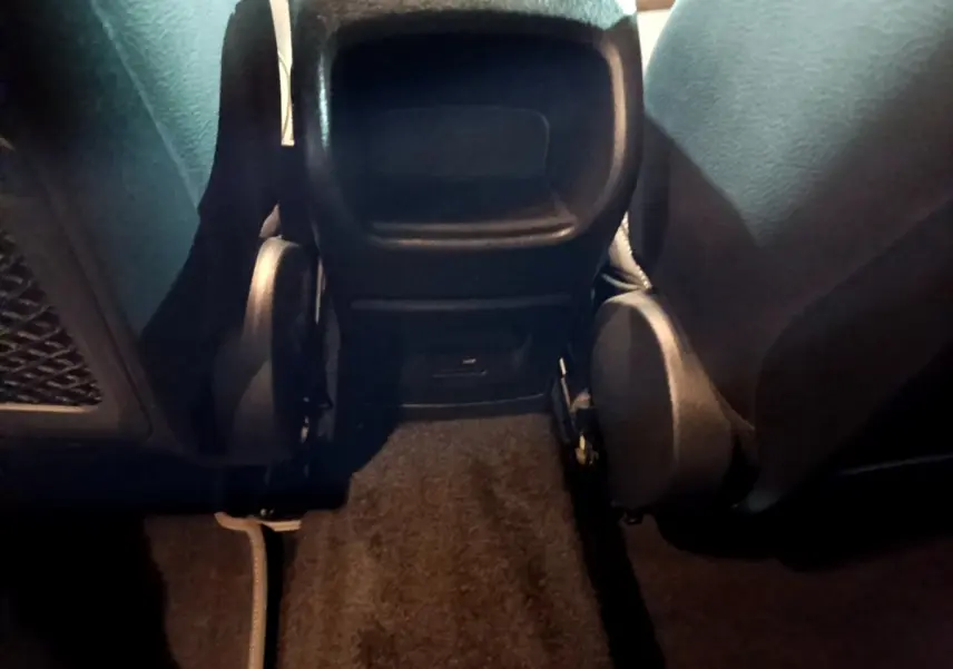 Vue rapprochée de l’espace au sol arrière entre les sièges noirs d’une Mercedes Classe A 250 e Business Line 2020.