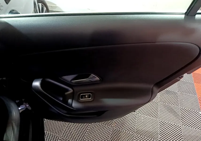 Vue intérieure du panneau de porte côté droit noir de la Mercedes Classe A A 250 e Business Line 2020.